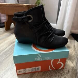 Baretraps Salie Black Microfiber Ankle Booties Women’s 7.5M NIB Ruched Side Zip